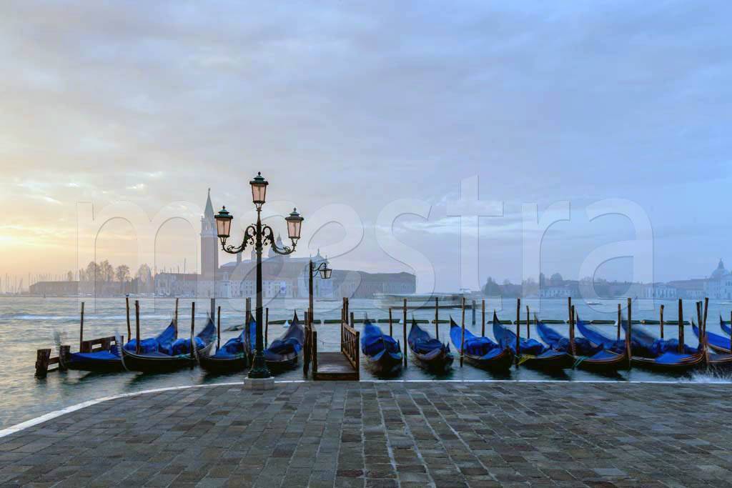 Фотообои Гондолы в вечерней Венеции